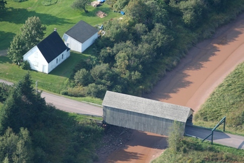 Le pont couvert et la route de Gayton